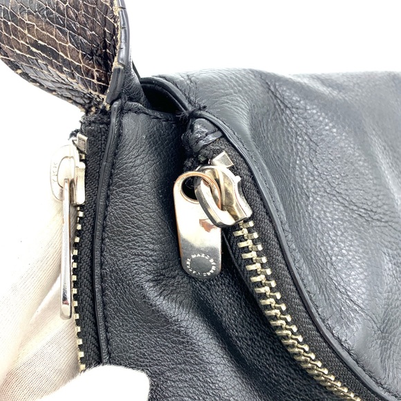 Marc Jacobs Black Leather Expendable Shoulder Bag - Picture 9 of 12